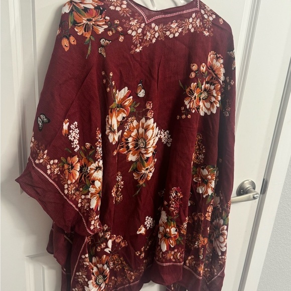 Women's Nine West Floral Bordered Ruana - Picture 4 of 6